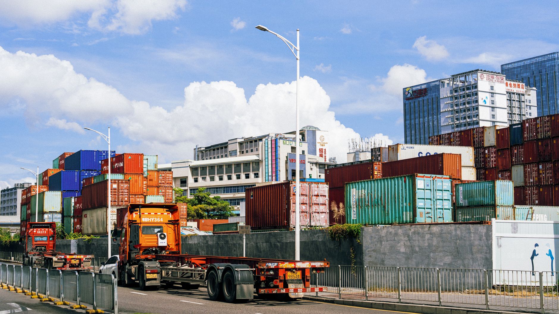 Containertrucks onderweg