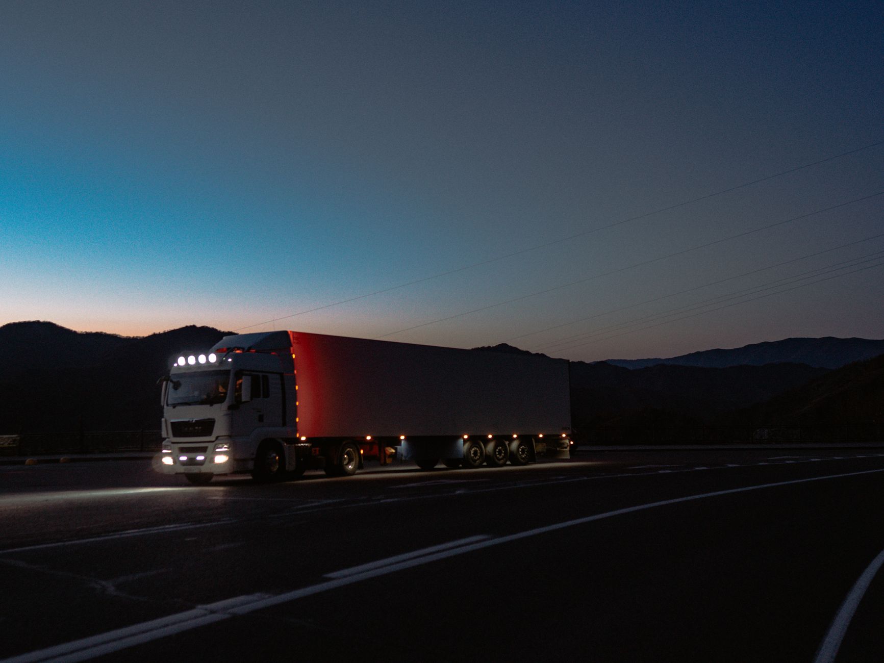Truck op de weg bij zonsondergang