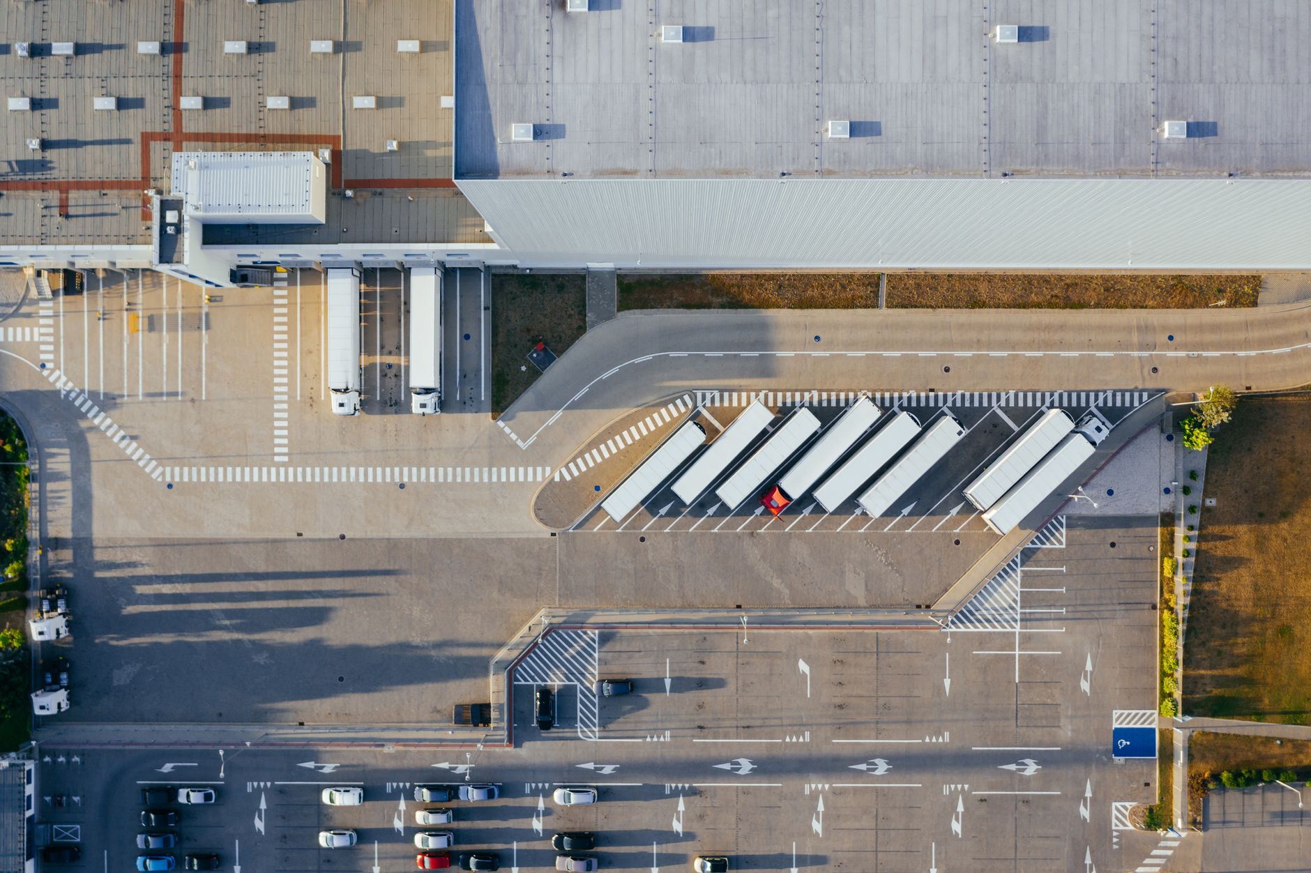 Laden en lossen aan het magazijn, vanuit de lucht