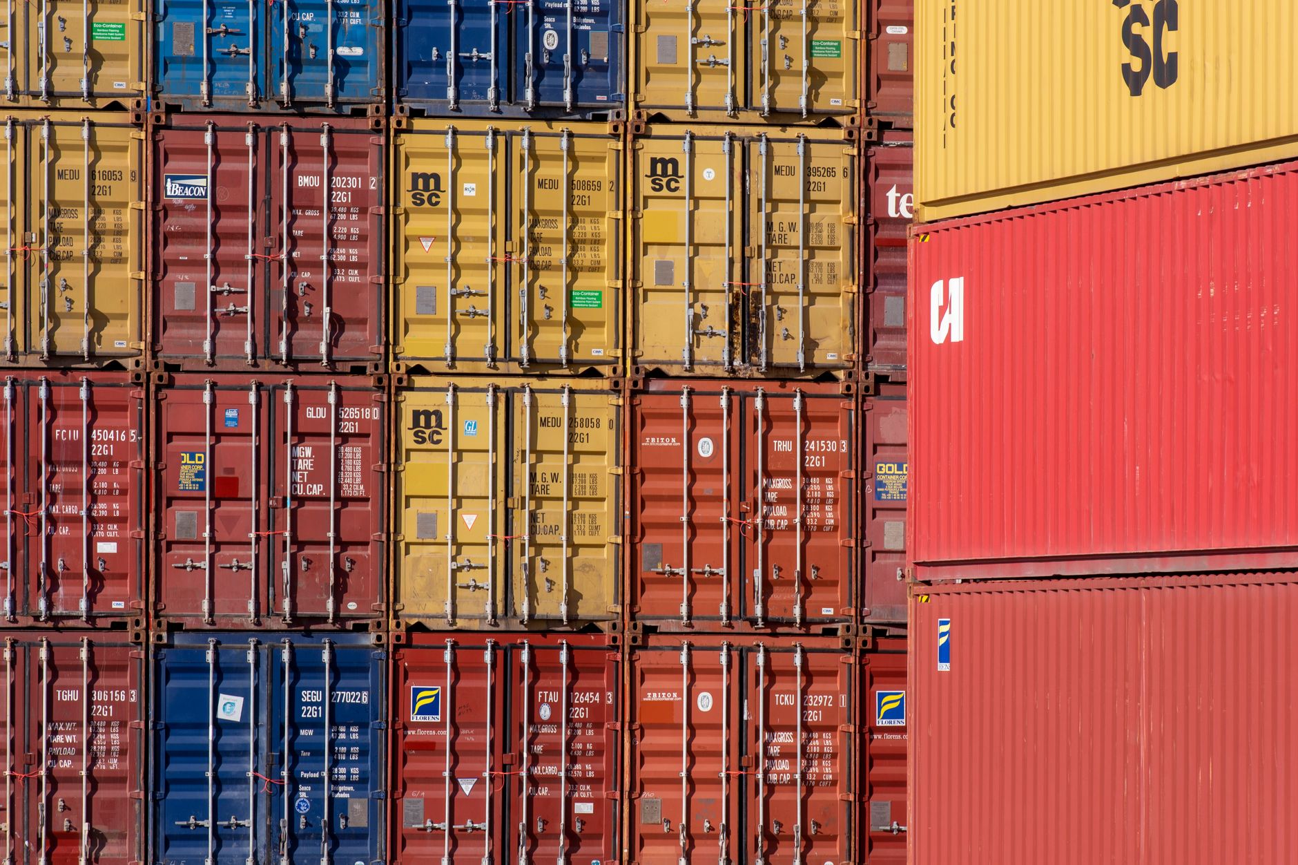 Droge containers op de kade