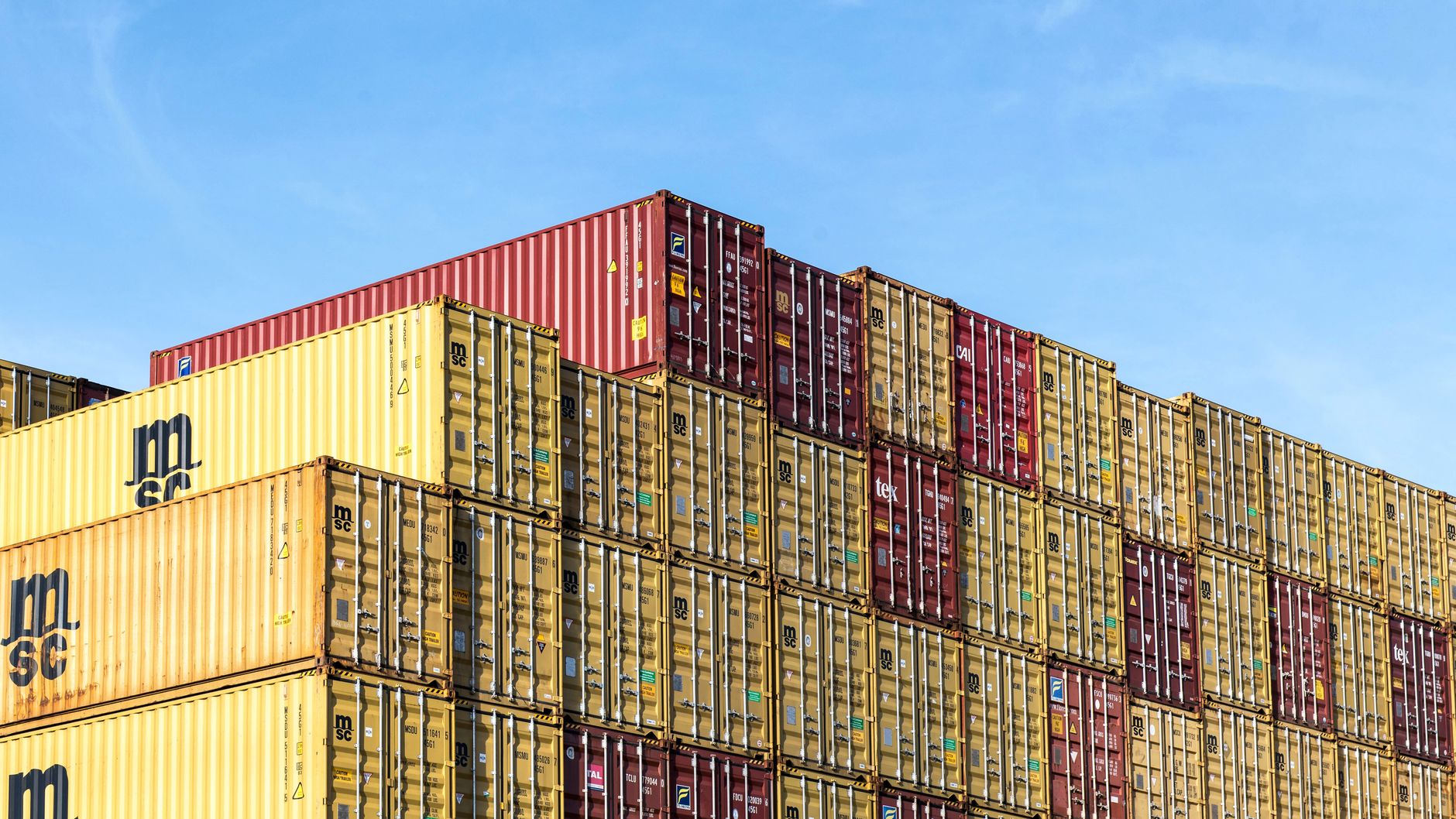 Droge containers gestapeld op de terminal